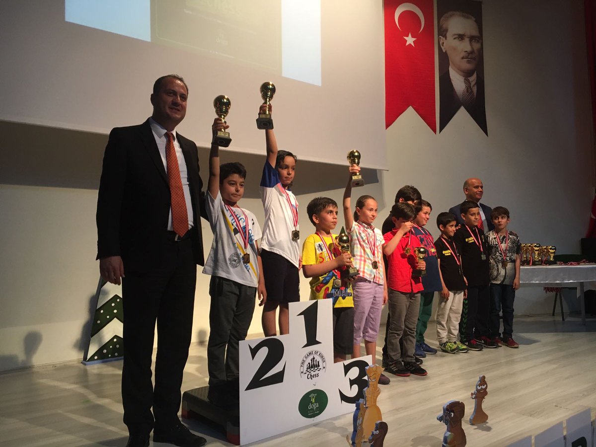 ilhnTunali's tweet photo. Türkiye Satranç Federasyonu ile ortaklaşa düzenlenen 14-15 Nisan tarihlerinde iki gün süren Aydın Doğa Koleji Satranç Turnuvamızda ödül törenimizi gerçekleştirdik.Tüm katılımcılara teşekkür ederiz.@KvancBarlas @SomaliGs @AydinDogaKoleji @Sedaahan8 @mihribanBudakli @serkantrkr https://t.co/a4JZBNvuoH