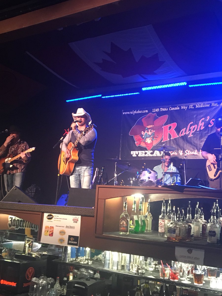 RenegadeStation's tweet photo. Killer show last night with these  amazing artists!! Amazing cause , amazing people! 
@RalphsMedHat @michelasheedy @CraigMoritz @drewgregory_ #JulianAustin #HumboldtStrong #PrayersForHumbolt #fundraiser 💚💛 https://t.co/hjncLDXMHn