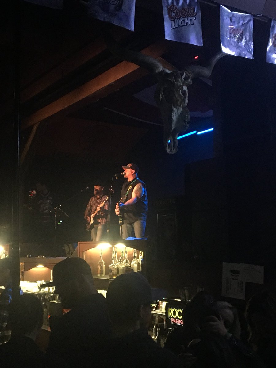 RenegadeStation's tweet photo. Killer show last night with these  amazing artists!! Amazing cause , amazing people! 
@RalphsMedHat @michelasheedy @CraigMoritz @drewgregory_ #JulianAustin #HumboldtStrong #PrayersForHumbolt #fundraiser 💚💛 https://t.co/hjncLDXMHn
