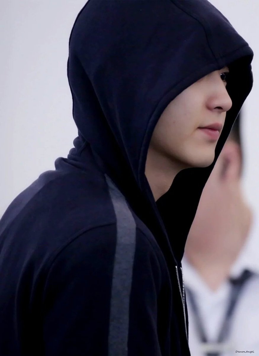 mdzlhcy_'s tweet photo. ฮู้กตัวเดียวก็หล่อได้ ไม่แต่งหน้าก็หล่อได้ เพราะอะไร เพราะความผัวล้นเหลือมาก พี่คะ ㅠ_ㅠ https://t.co/661anWoUGM
