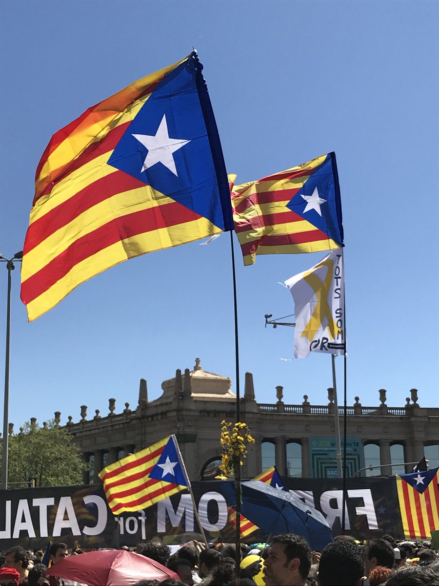 lavinia0507's tweet photo. Hi hem tornat!! Seguim!! #usvolemacasa #LlibertatPresosPolítics #llibertat #democracia https://t.co/EJCfKHb8BC