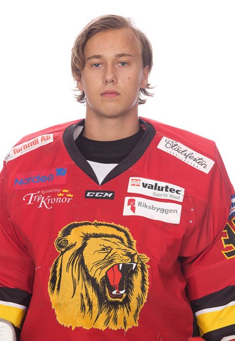 SKLejon's tweet photo. #32 William Wikström!

William spelade 5 matcher och hade en total räddningprocent på 86.7 och ett snitt på 4.80 i GAA. Han spelade även 10 matcher med Lejons J20-lag (89.3% och 3.74 i GAA) och en match med Boliden i Div 2 (93.8% och ett GAA på 2.93) https://t.co/Y5ELK3Nq1j