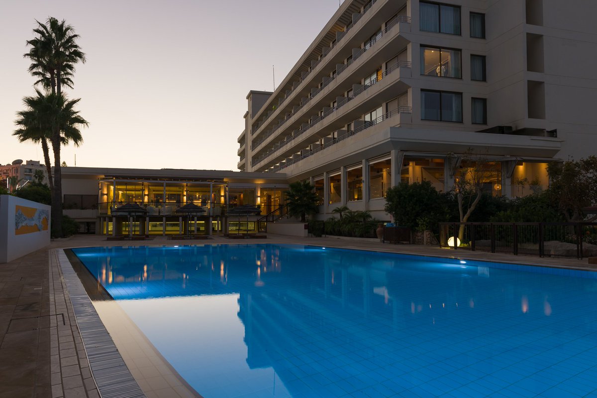 CapoBayHotel's tweet image. Pool ~ Shimmering like a blue jewel at night  ❤️ 

#CapoBay #AdultPool #PoolByNight