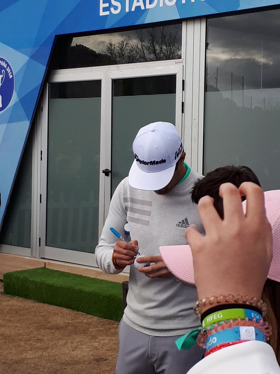 ¡Grande <a href="/nachoelvira87/">Nacho Elvira</a>! Como un señor una hora firmando a la afición después de un final de infarto 👏👏👏