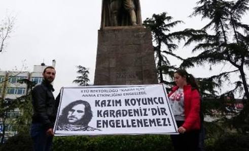 TaksimGeziParki's tweet photo. Yaşasaydı aynen şöyle seslenecekti:
"Sen kimsin?"
Karadeniz Kazım'dır.
KTÜ #KazımKoyuncu'dur.Bilim yuvası diye seslendiği yeryüzünden gökyüzüne kansere inat şarkılar yükselttiği yerdir!
Evet siz kimsiniz!?
Kazım'ın anısı için bu dünyayı başınıza yıkarız!
#KazımKoyuncuEngellenemez https://t.co/K5g3MPgG9M