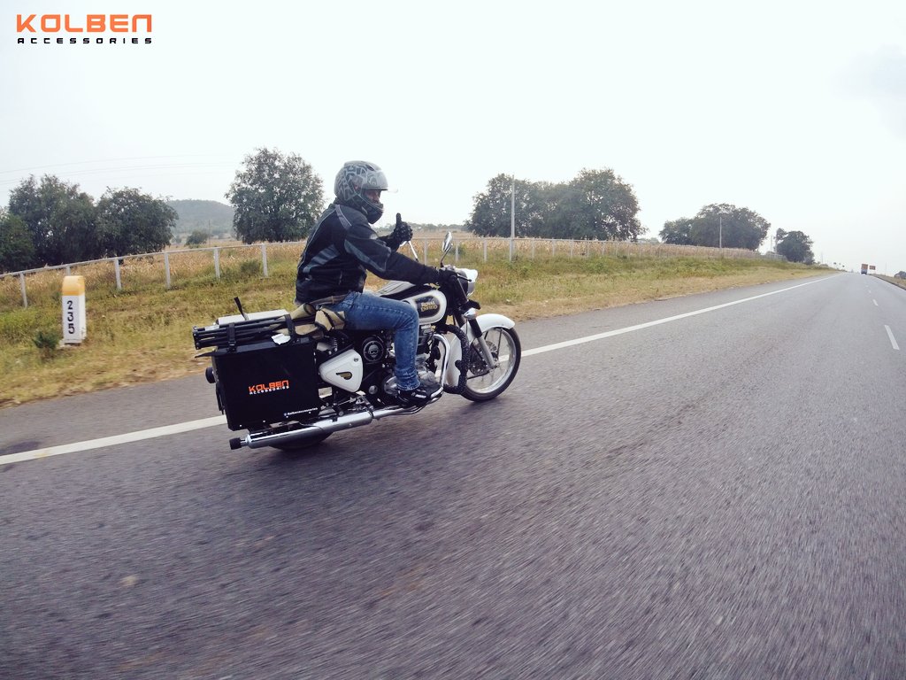KolbenIN's tweet photo. #Kolben #KolbenAccessories #KolbenPanniers #StandardSideCase #TouringBox #RoyalEnfield #Classic350 https://t.co/MfBi1kvz7S