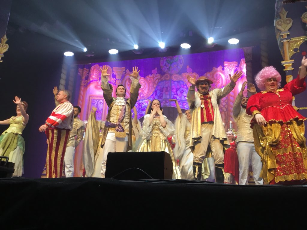 Awesome show guys ,we really enjoyed it,well done to everyone &amp; thanks for the chat @MissDaniJHarmer @CezzaPink @BobbyDavro1 @markjamesmagic <a href="/Andrewfleming63/">Andrew Fleming</a> <a href="/EnchantedEnt/">EnchantedEnt</a>
