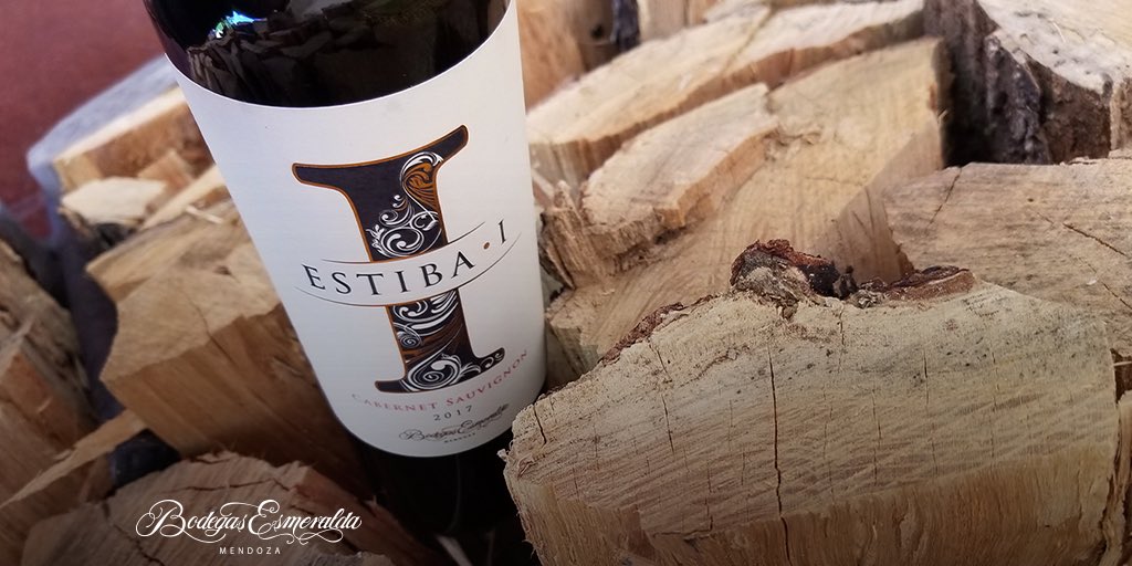 ¿Ya probaste nuestro #CabernetSauvignon? Su crianza es 25% en Roble Americano y 75% Roble Francés, lo cual le da su estilo único y un sabor intenso a fruta madura. 👌 #BodegasEsmeralda #EstibaI