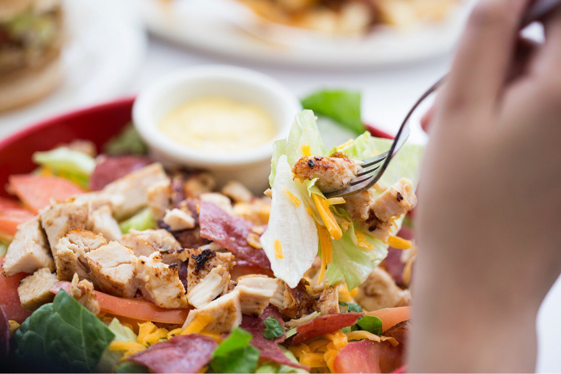 JohnnyRocketsSA's tweet photo. Grilled Chicken Club Salad
For a healthy choice! ! 😋
#JohnnyRocketsKSA https://t.co/1rPcG4U8EU