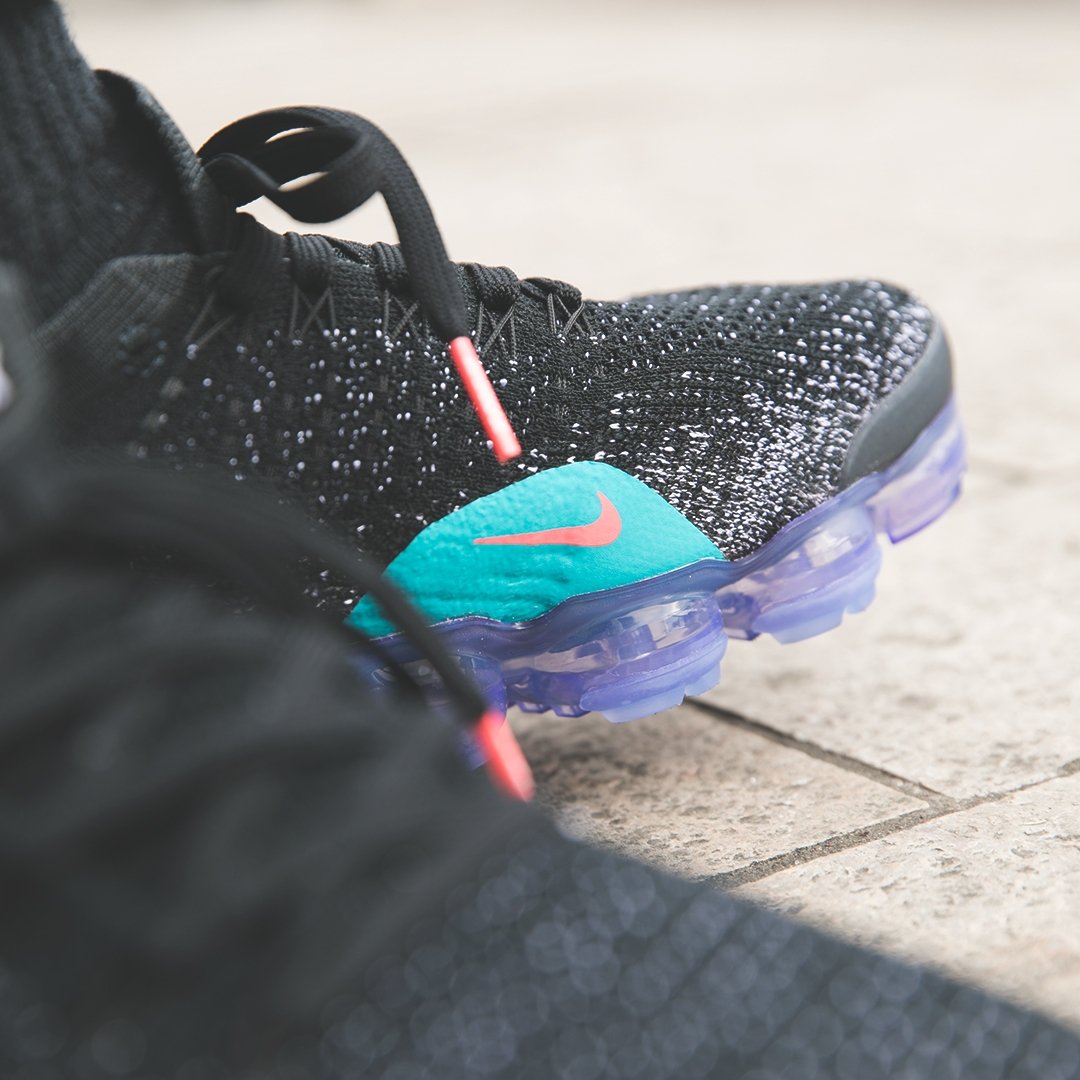 Nike air vapormax flyknit 2.0 black hot punch top