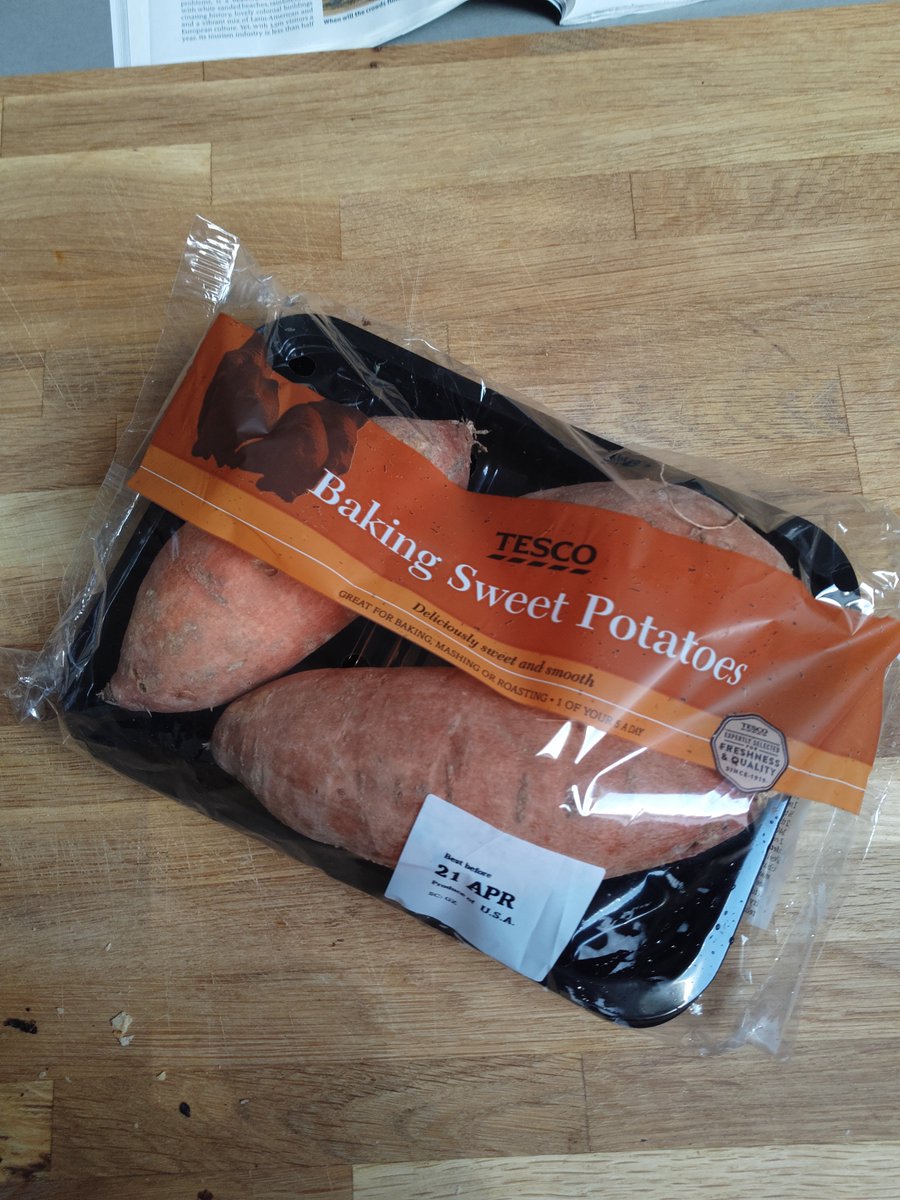 CakeyScout's tweet photo. Seriously @Tesco ? A tray and a bag? #packagingfail #reduceplastic https://t.co/W548tJJ9K9