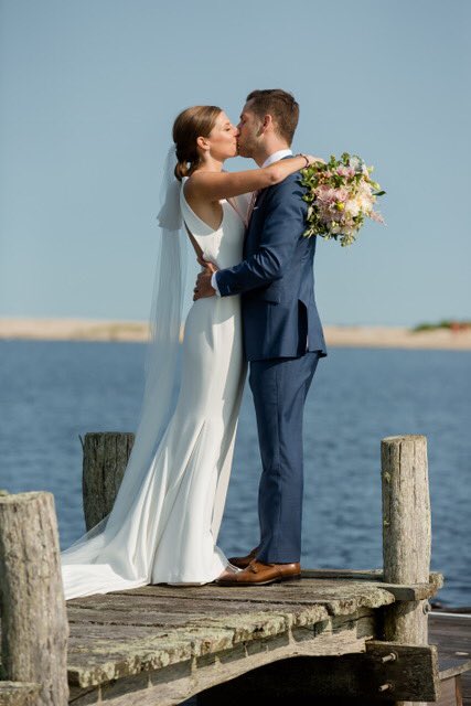 LSFlowersOTV's tweet photo. We’re loving this pic! #thekiss #beautiful #memory #dream #summercomingsoon #marthasvineyard #love #mvstyle 📸@joemikos https://t.co/GgpAa1ClKB