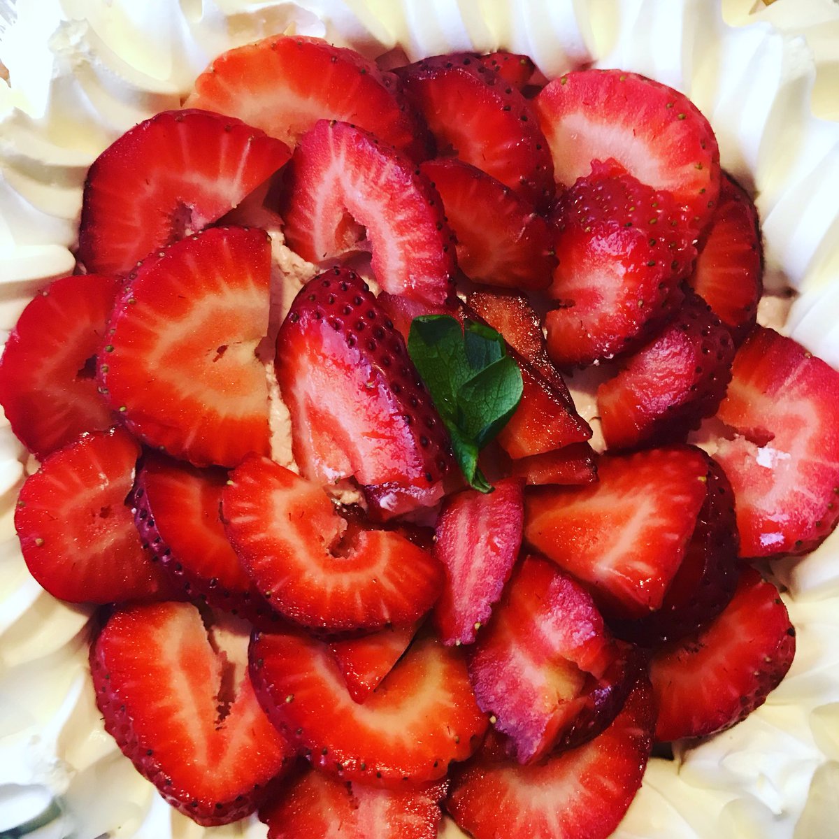 ReignKingDavid's tweet photo. Loaded Strawberry Creme Pie!!! #SundayDinner #SouthernTwist #ChefJohnathanDavid #TheCajunSoutherner https://t.co/FuOoeL95qd