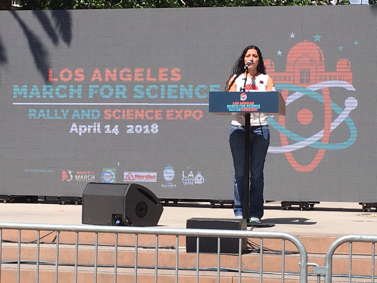 ximenaccid1's tweet photo. @patosilveyra speaking at #MarchForScienceLA #SACNASmarches "each of us took a breath in and out this morning" #inspiringstory #thisiswhatascientistlookslike https://t.co/12t9AgD69M