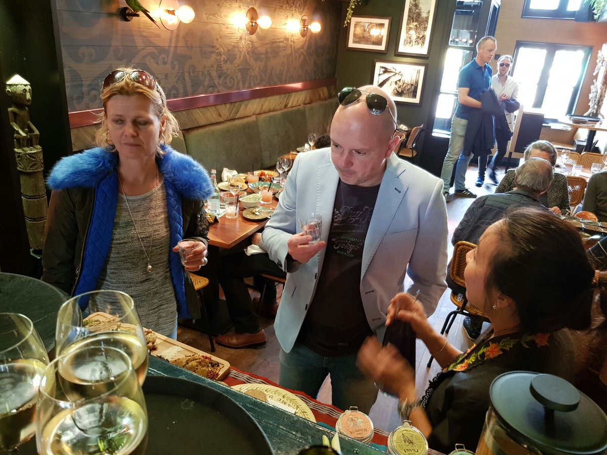 kbridenhaag's tweet image. Promosi Jamu Indonesia di Ron Gastro Bar Indonesia : Kolaborasi KBRI Den Haag dengan Suwe Ora Jamu, 15 April 2018
#jamu #kbri #kbridenhaag #denhaag #belanda #suweorajamu #rongastrobar #indonesia
