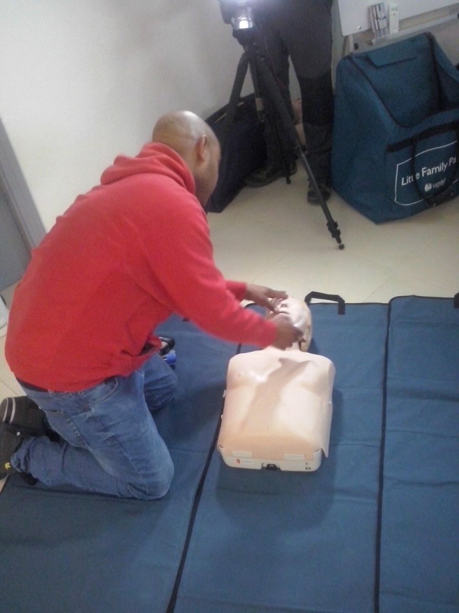 CruzRojaGuada's tweet photo. Hoy hemos continuado con el curso de Socorrismo y Primeros Auxilios en #Azuqueca realizando prácticas de RCP. https://t.co/x48ZIKsKQU