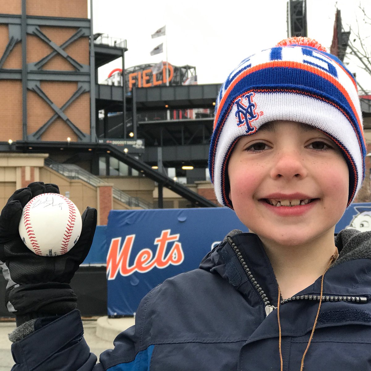 Metfanz86's tweet photo. HUGE thanks @You_Found_Nimmo and @seth_lugo for stopping to sign a ball for my son. It was a cold, long day and you probably wanted to get home as soon as possible. But by stopping you made a little boy’s whole season! He was so starstruck, he couldn’t talk! 🤩#twoofthegoodguys https://t.co/bmPyWVCsO0