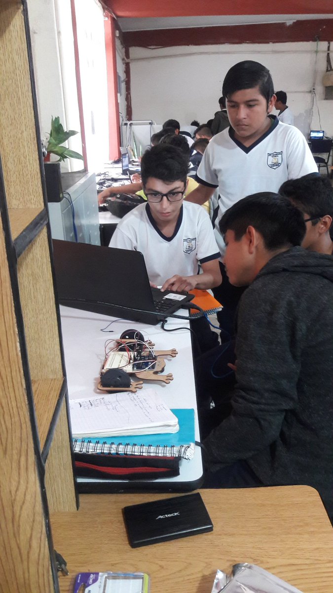 est17campeche's tweet photo. Alumnos de nuestra escuela en clases de #electrónica en su sesión de #robótica con el Mtro. Rodrigo Jeudiel Pech Poot #SoyRobotiX #OrgulloRobotiX #ImpactaTumundo #est17 #LoActual #EscuelaSecundariaTecnica17 #Campeche @SoyRobotiX https://t.co/DXQkUDgkWY