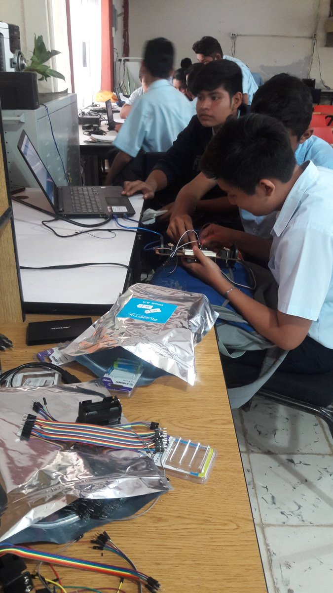 est17campeche's tweet photo. Alumnos de nuestra escuela en clases de #electrónica en su sesión de #robótica con el Mtro. Rodrigo Jeudiel Pech Poot #SoyRobotiX #OrgulloRobotiX #ImpactaTumundo #est17 #LoActual #EscuelaSecundariaTecnica17 #Campeche @SoyRobotiX https://t.co/DXQkUDgkWY