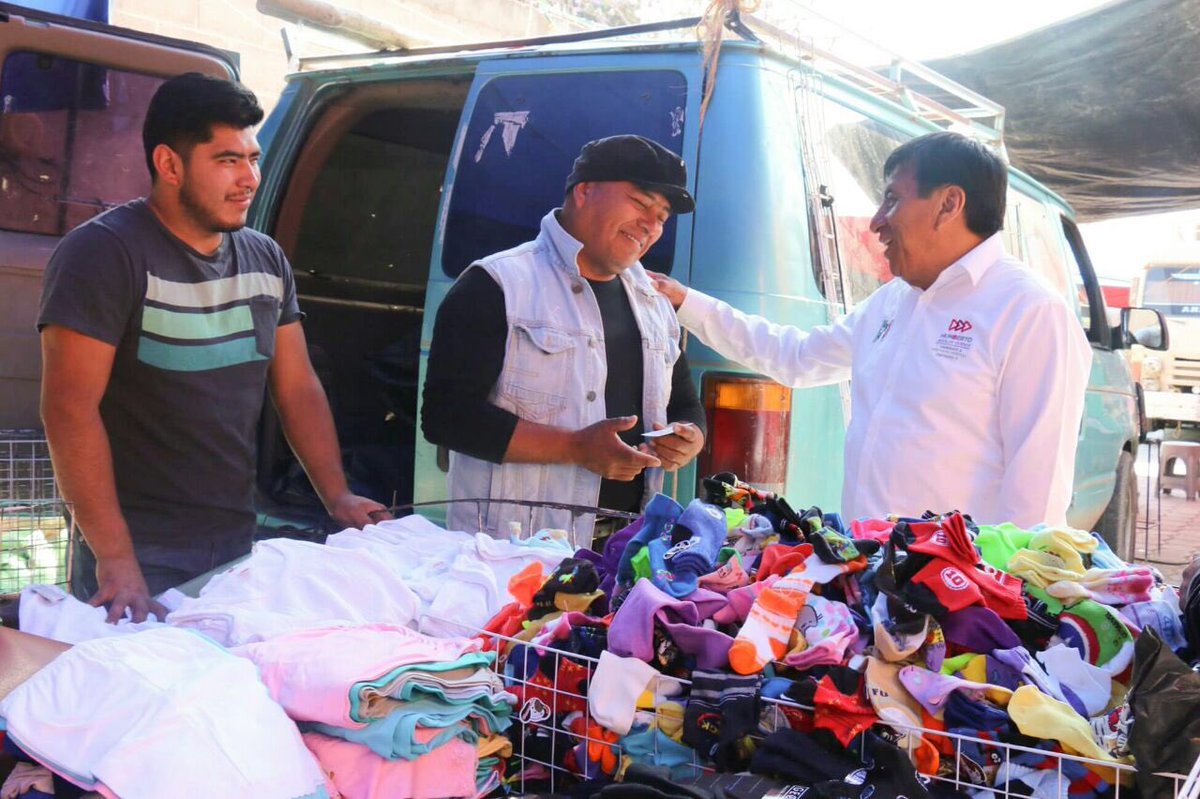 H_AguilarV's tweet photo. El comercio es una de las actividades más importantes de nuestro #Distrito07 me enorgullece saludar a mis paisanos tan trabajadores de #LosReyesDeJuárez. #TúMeConoces, desde pequeño también me he dedicado a esta actividad. https://t.co/4Ht1ucxGFi