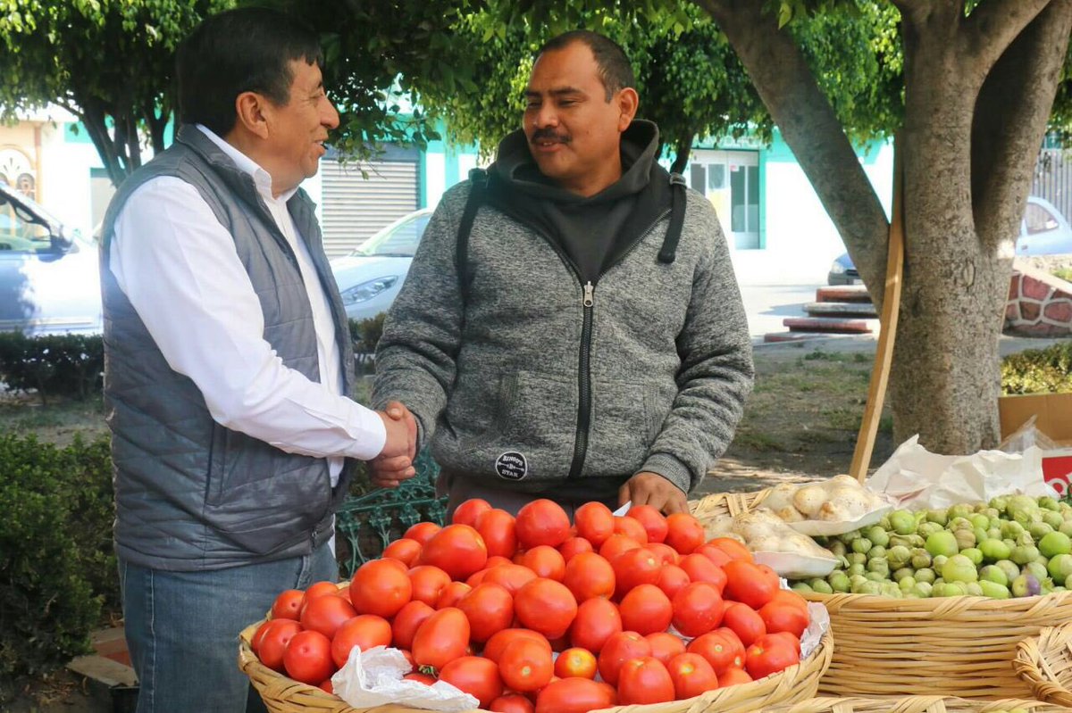 H_AguilarV's tweet photo. El comercio es una de las actividades más importantes de nuestro #Distrito07 me enorgullece saludar a mis paisanos tan trabajadores de #LosReyesDeJuárez. #TúMeConoces, desde pequeño también me he dedicado a esta actividad. https://t.co/4Ht1ucxGFi