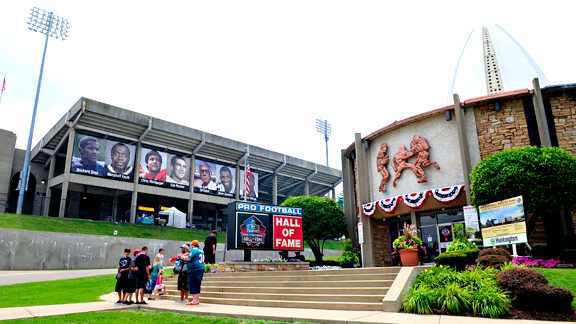 HF_Football's tweet photo. Of Course no trip to Canton would be complete without a Tour of the Pro Football Hall of Fame!! Thanks to Canton McKinley AD Greg Malone and Coach Reardon for collaborating with us to make this tremendous opportunity a reality for the players in our program. #OnlyatHF https://t.co/DZSbsHJJkk