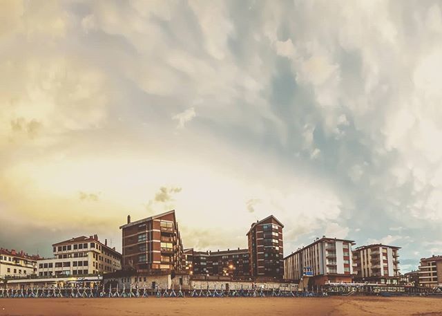 NSZarautz's tweet photo. Nos vemos mañana. ¡Buenas noches!
. 
Bihar arte. Gabon!
.
#northshorezarautz
#Zarautz #surf #BasqueCountry
#surfcamp #surfhouse #surfschool
.
. 
#sea #beach #sun #waves #summer 
#mar #playa #sol #olas #verano #PaisVasco
#itsasoa #hondartza #eguzkia #udar… https://t.co/xsx82Bgmjr https://t.co/okdiuzZClr