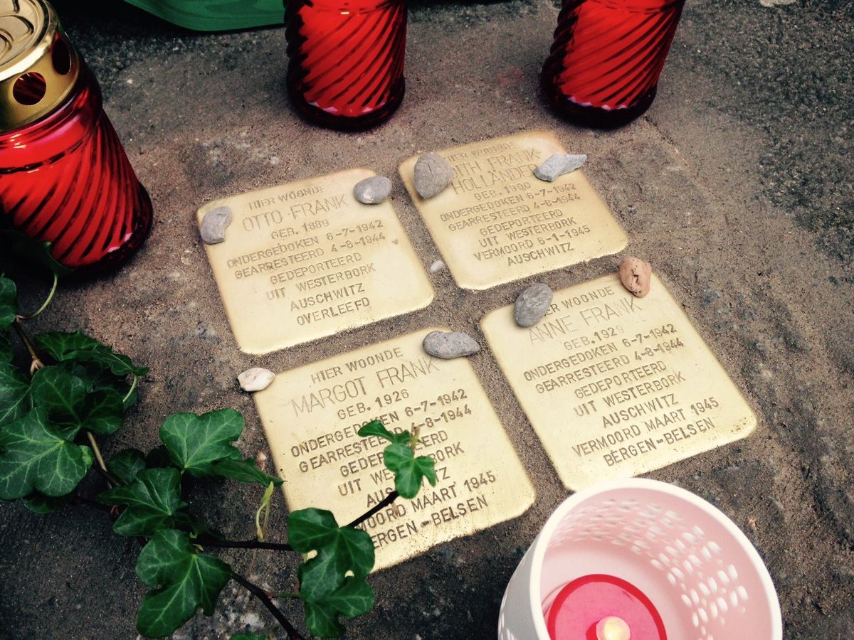 _Stolpersteine_'s tweet photo. Heute vor 73 Jahren wurde das Konzentrationslager Bergen-Belsen befreit. Dort kamen während der NS-Zeit mindestens 52.000 Menschen zu Tode, darunter hunderte Kinder, unter ihnen die erst 15-jährige Anne Frank. #Stolpersteine #Demnig https://t.co/cqmOnWt17V
