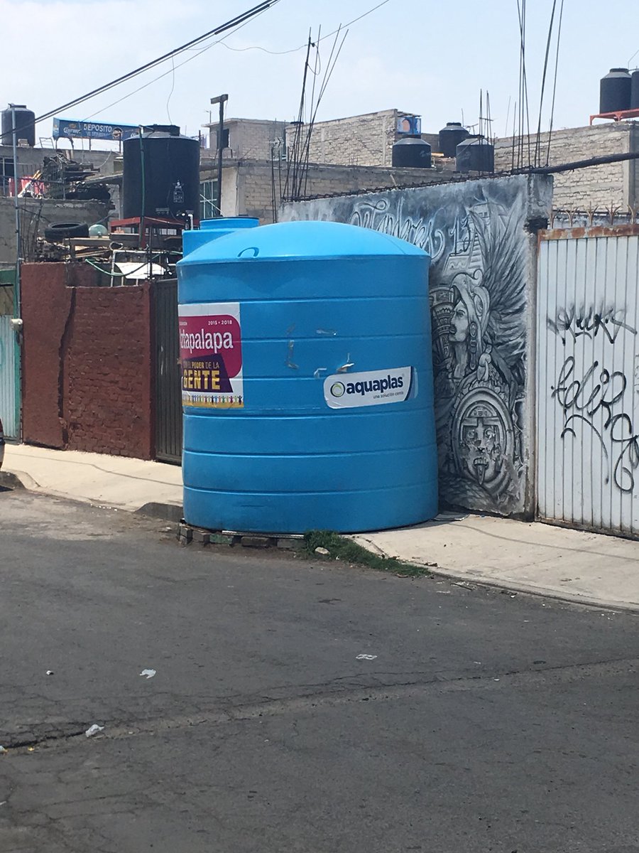 fernandeznorona's tweet photo. En Puerto Acapulco casi Playa Encantada, las cisternas que está poniendo la delegación para repartir el agua condicionada a cambio del voto por el @PRDMexico https://t.co/scoIBBsn3F