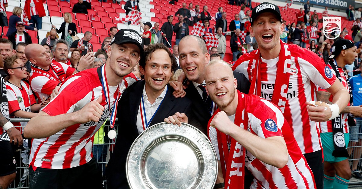 PhilipsNL's tweet photo. Trots op alle kampioenen, op en naast het veld. Zoals clubarts Wart van Zoest die we helpen om blessures sneller te ontdekken! We kijken terug op een fantastisch kampioensjaar. Lees meer:  https://t.co/lzDfEAbY1h #proudofyou #psvaja https://t.co/qs40KqT5pB