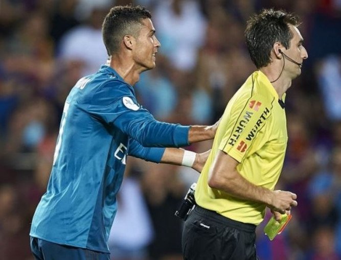 Zona_Blaugrana's tweet photo. El MGA-RMA lo arbitra De Burgos Bengoetxea, árbitro vetado por el Real Madrid por expulsar a Cristiano en la Supercopa de España, 8 meses sin arbitrar a los madridistas. TREMENDO https://t.co/q55Rbsg4Im