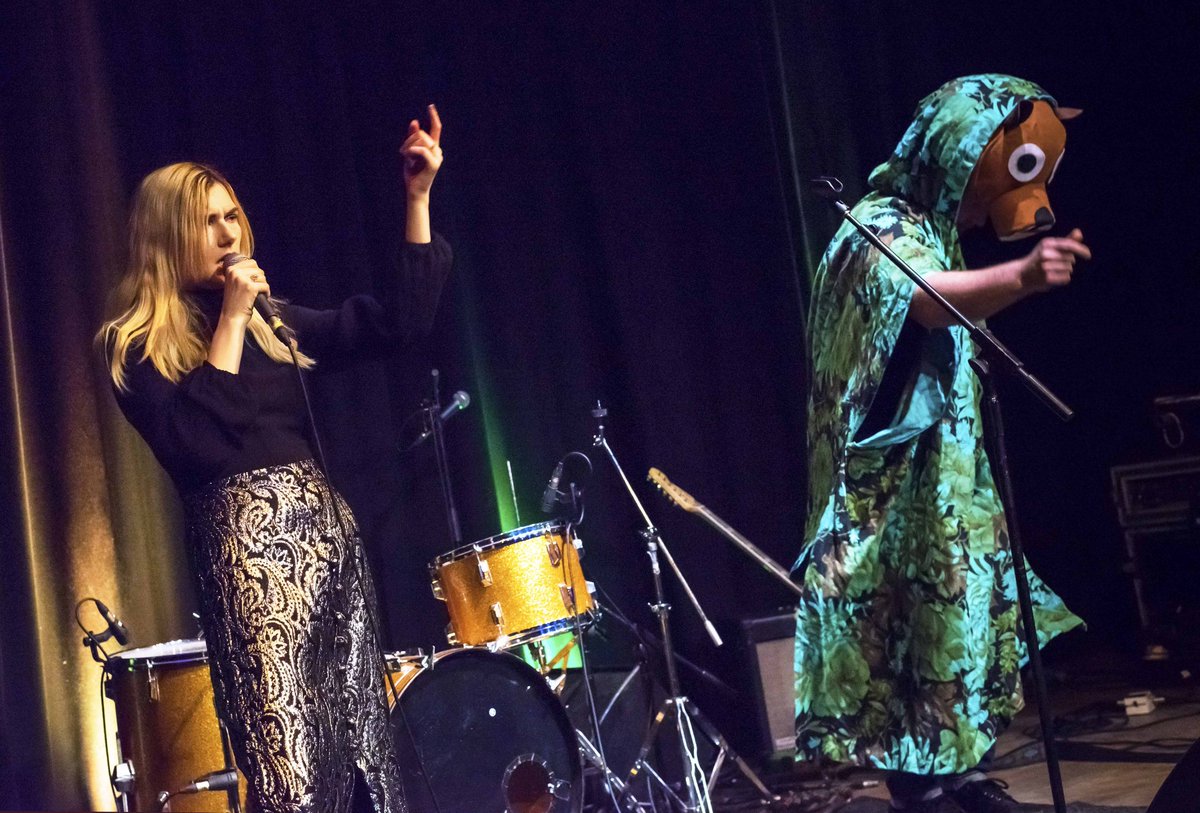 thathurt's tweet photo. When you realise there's a giant dancing, multi instrumentalist 🐻 bear in a floral dress behind you... @curxes @RobertaFidora and @NShackleford taking in the local wildlife at @quayarts for the Kashmir Fringe in Newport last week. 🕺 🎶 🎹
#curxes #bear #quayarts #isleofweight https://t.co/aowR9LUJOO