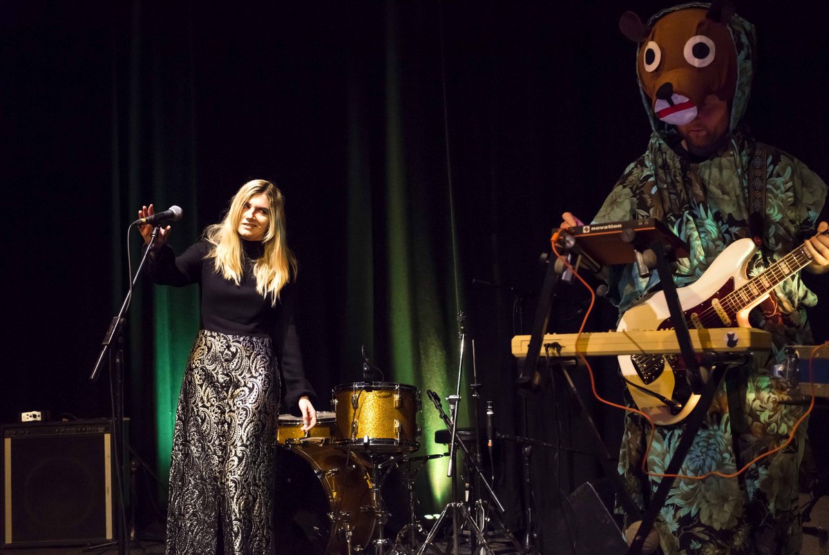 thathurt's tweet photo. When you realise there's a giant dancing, multi instrumentalist 🐻 bear in a floral dress behind you... @curxes @RobertaFidora and @NShackleford taking in the local wildlife at @quayarts for the Kashmir Fringe in Newport last week. 🕺 🎶 🎹
#curxes #bear #quayarts #isleofweight https://t.co/aowR9LUJOO