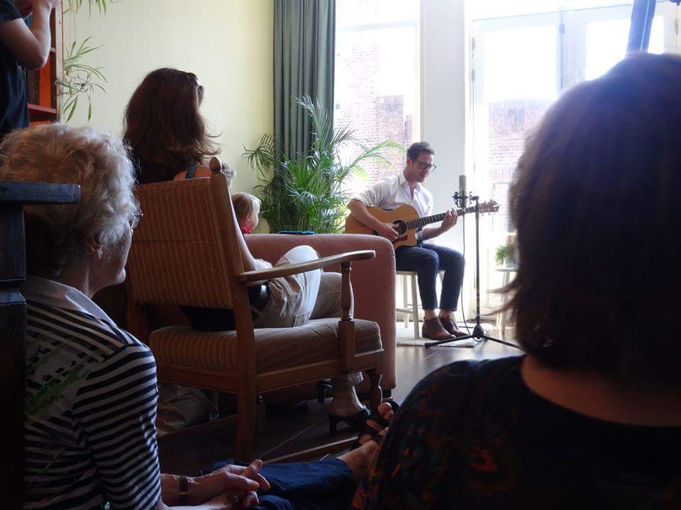 Tot 30 april is het nog mogelijk om je aan te melden. Op 3 juni zullen weer vele huiskamers een podium bieden aan diverse artiesten.

Wil je ook je deur openen voor talent en bezoekers? Kijk voor alle info op:

huiskamervandestadgouda.nl/info/huiskamers

Wij garanderen een onvergetelijke dag!