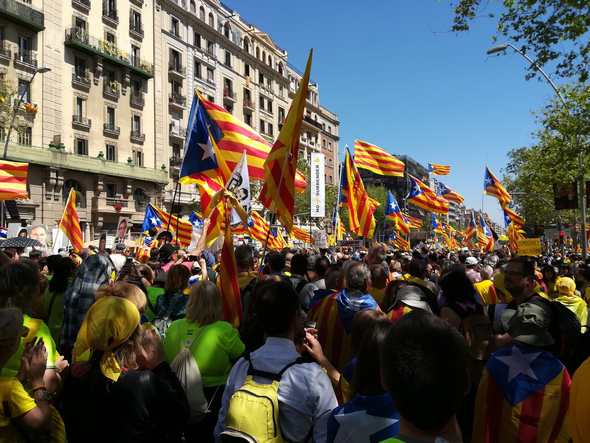 Plaersdeboca's tweet photo. Una mani més. Fent camí. #UsVolemACasa #llibertatspresospolitics #FreedomCatalonia #RepublicaCatalana https://t.co/Ig6j80j6c3
