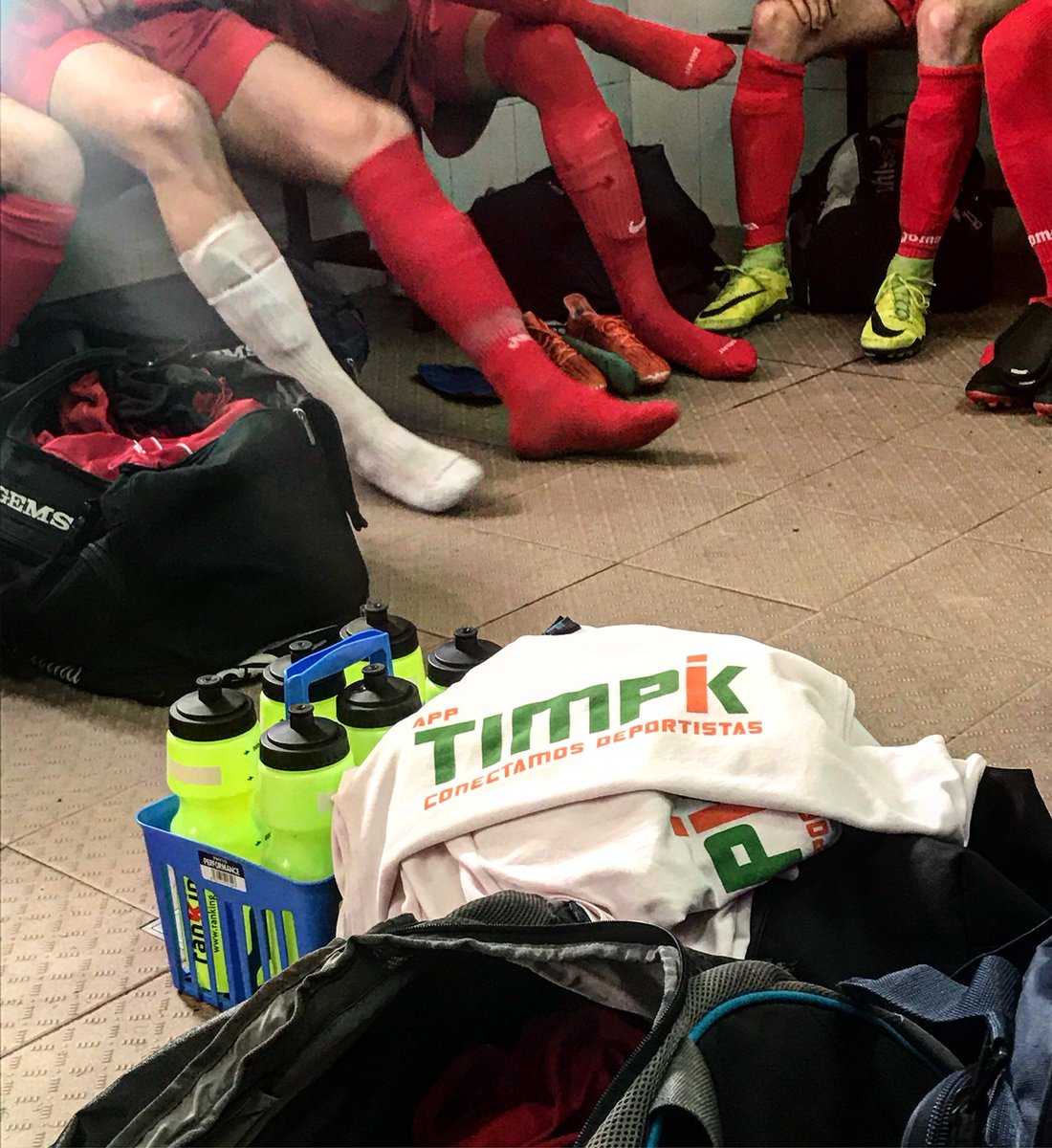 ⚽️🏃🏼‍♂️💨 nada mejor que un partidito de fútbol con futuros amigos                                #fútbol #timpik #timpikune #app