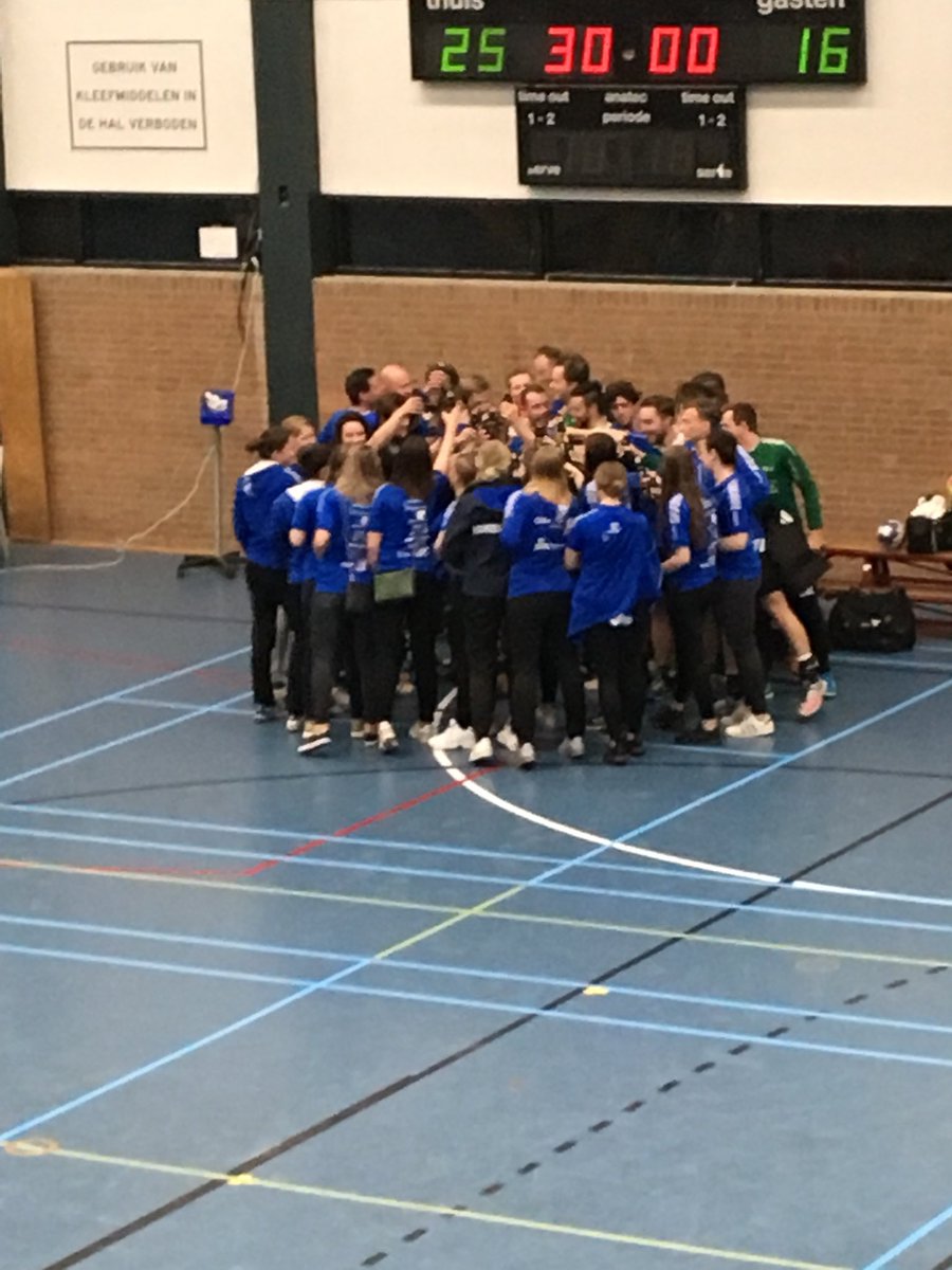 Robin_Gielen's tweet photo. Een seizoen met meerdere gezichten goed afgesloten met een laatste avondje Cabooter @HandbaLVenlo . Mooi om te zien hoe 2 fantastische ploegen dit tot een einde brengen!! #dames1 #kampioenspoule #halvefinalebeker #trots #eredivisiehandbal #nhv #endoor #cabooter #handbalvenlo https://t.co/A8hrX81iJ7