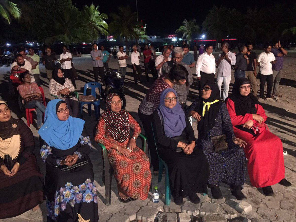 adduXfiles's tweet photo. #1Feb18 gai #SC in nerunu Amuru Thanfeez kurumah govaalai rayyithun mirey #MDP Haruge kurimatheegai kuri #Ihthijaaju ge therein.
#MaldivesInCrisis https://t.co/AoEODtfeB5