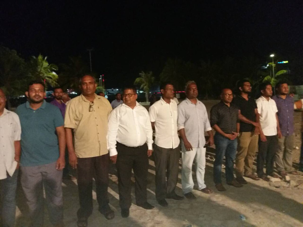 adduXfiles's tweet photo. #1Feb18 gai #SC in nerunu Amuru Thanfeez kurumah govaalai rayyithun mirey #MDP Haruge kurimatheegai kuri #Ihthijaaju ge therein.
#MaldivesInCrisis https://t.co/AoEODtfeB5