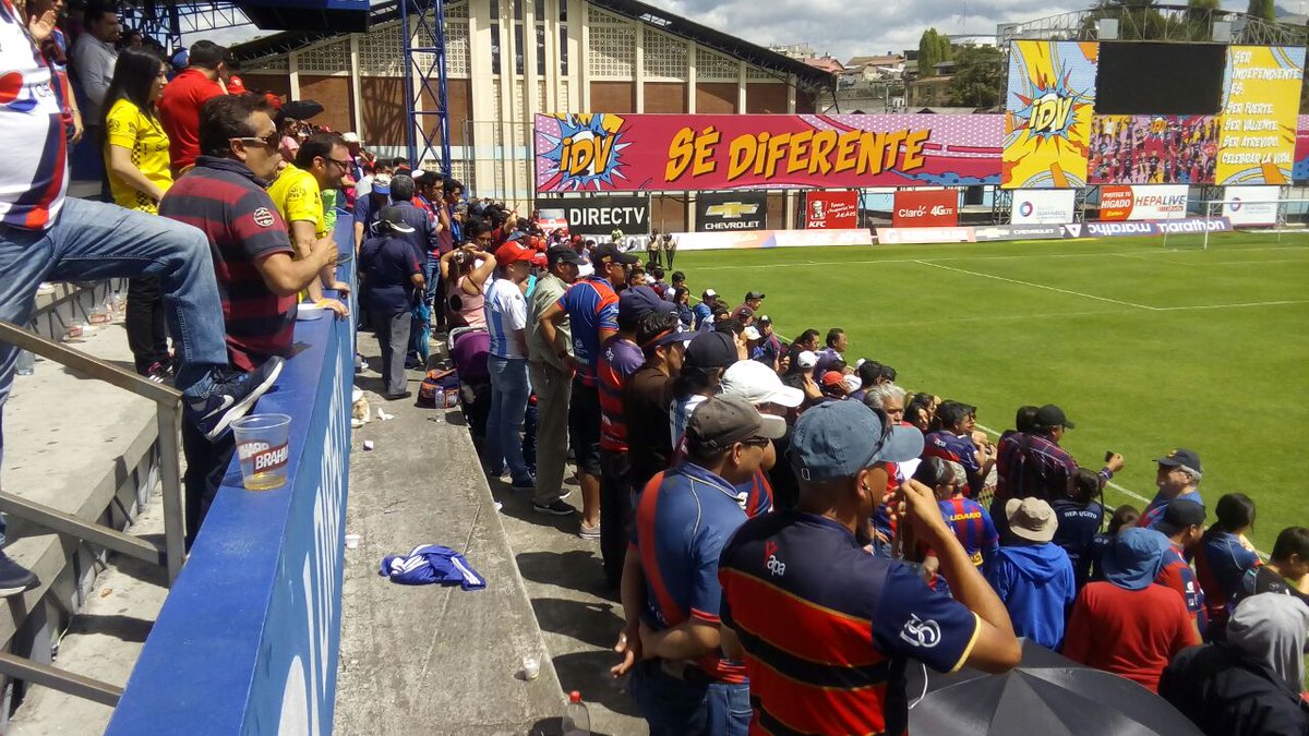 AzulGranaHincha's tweet photo. Los hinchas de @SDQuito_Oficial celebran el triunfo sobre @Cumbaya_Oficial  en el torneo #SegundaAFNA. https://t.co/1KYzQRF5UQ. Vía @LaRedEcuador @SDQUITO @EPSA10 @Positiva_860AM @MAG98Q @datoAKD