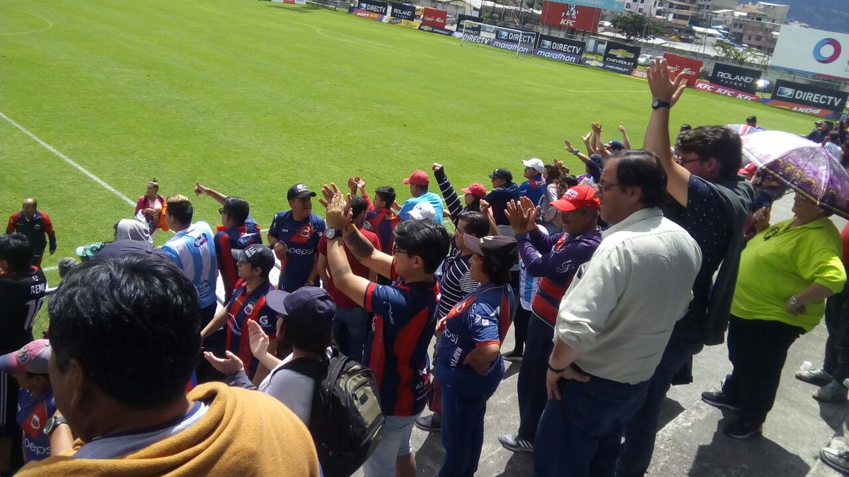 AzulGranaHincha's tweet photo. Los hinchas de @SDQuito_Oficial celebran el triunfo sobre @Cumbaya_Oficial  en el torneo #SegundaAFNA. https://t.co/1KYzQRF5UQ. Vía @LaRedEcuador @SDQUITO @EPSA10 @Positiva_860AM @MAG98Q @datoAKD