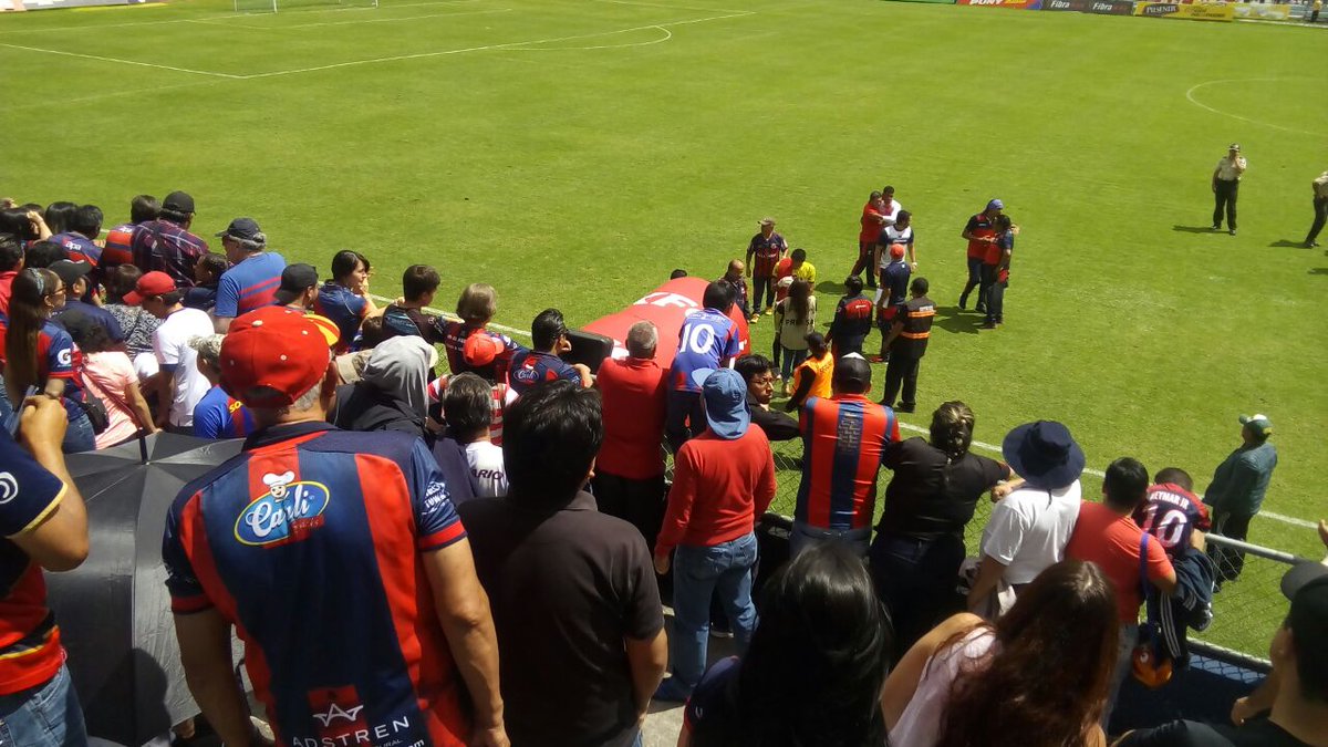 AzulGranaHincha's tweet photo. Los hinchas de @SDQuito_Oficial celebran el triunfo sobre @Cumbaya_Oficial  en el torneo #SegundaAFNA. https://t.co/1KYzQRF5UQ. Vía @LaRedEcuador @SDQUITO @EPSA10 @Positiva_860AM @MAG98Q @datoAKD
