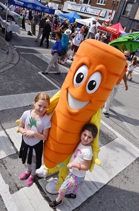 HeritageGroup's tweet photo. #CarrotFest has been recognized as one of the top 100 festivals &amp; events for the 8th consecutive year. What is your favourite part of Carrot Fest? 
#Bradford #Events #community #festival #agriculture #Gwilly
https://t.co/OnrtaKt4lu https://t.co/LJlgqGi8t9
