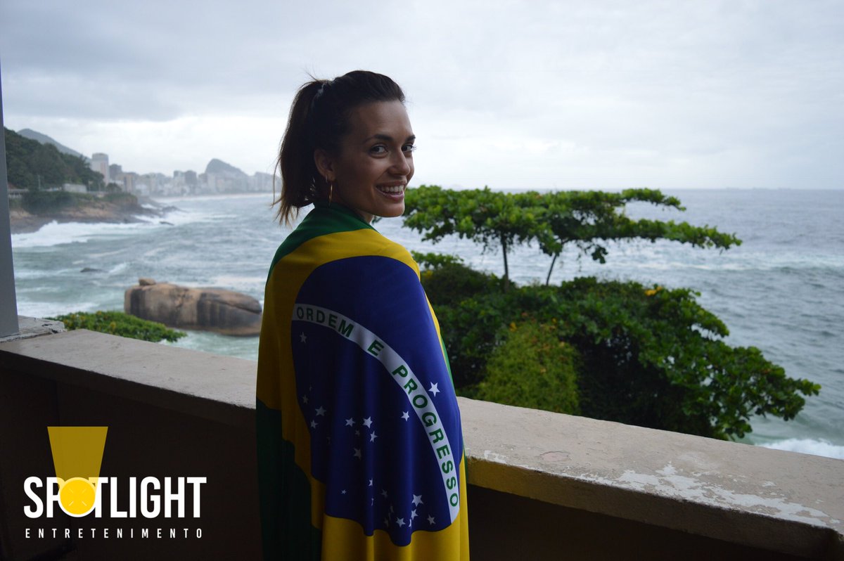 earperbarbarena's tweet photo. Coisa mais linda a Torrey com a bandeira do Brasil.💚💛💙 #PrettyLittleWeekend3 https://t.co/FX5VPGDI2z