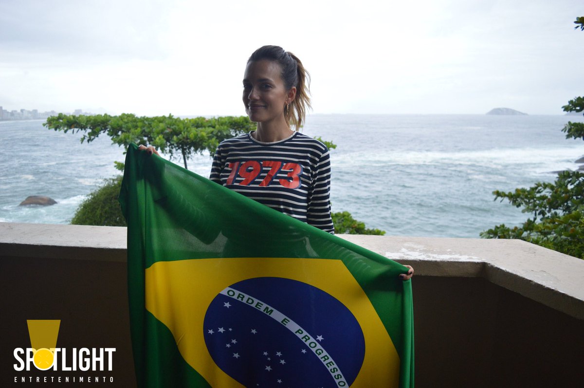 earperbarbarena's tweet photo. Coisa mais linda a Torrey com a bandeira do Brasil.💚💛💙 #PrettyLittleWeekend3 https://t.co/FX5VPGDI2z