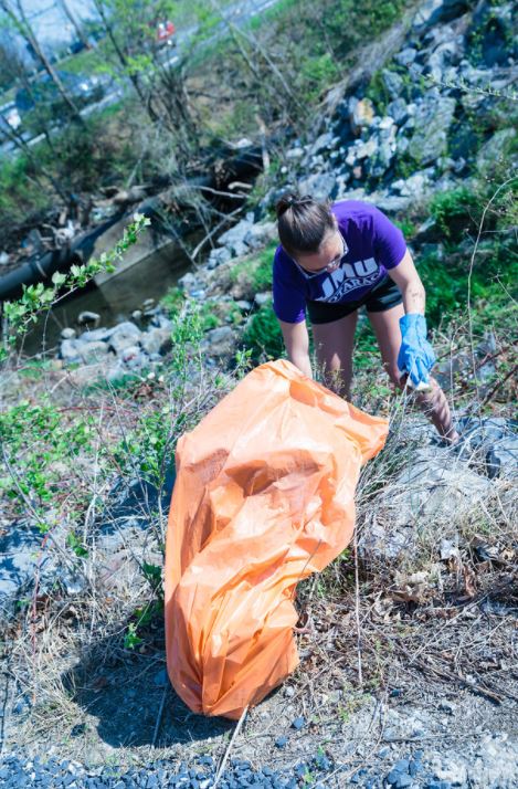 RotaractofJMU's tweet photo. We had a great time with @HburgVaRotary this weekend at the Blacks Run and Downtown Clean Up Day! #BRCD2018 #serviceaboveself https://t.co/HgJdubVE4P