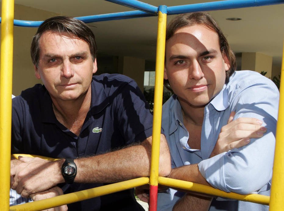 EstadaoPolitica's tweet photo. Em 2000, Bolsonaro usou o filho de 17 anos para brecar carreira política da mãe https://t.co/0fsTP6mG9M https://t.co/1B1SWIGhlE