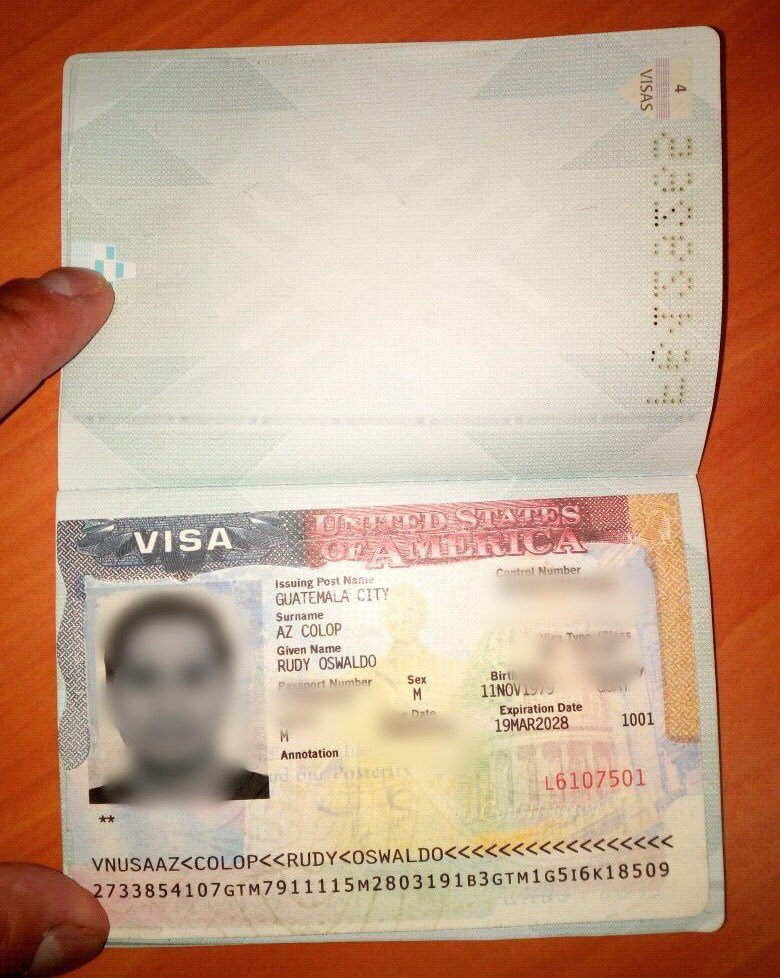 PNC capturo a Fabio Moreno Díaz de 45 años de nacionalidad colombiana, quien intentaba ingresar al país con un pasaporte guatemalteco falso
En otro caso
Rudy Oswaldo Az Colop de 38 años fue capturado por PNC cuando intentaba salir del país  con una visa americana falsa.