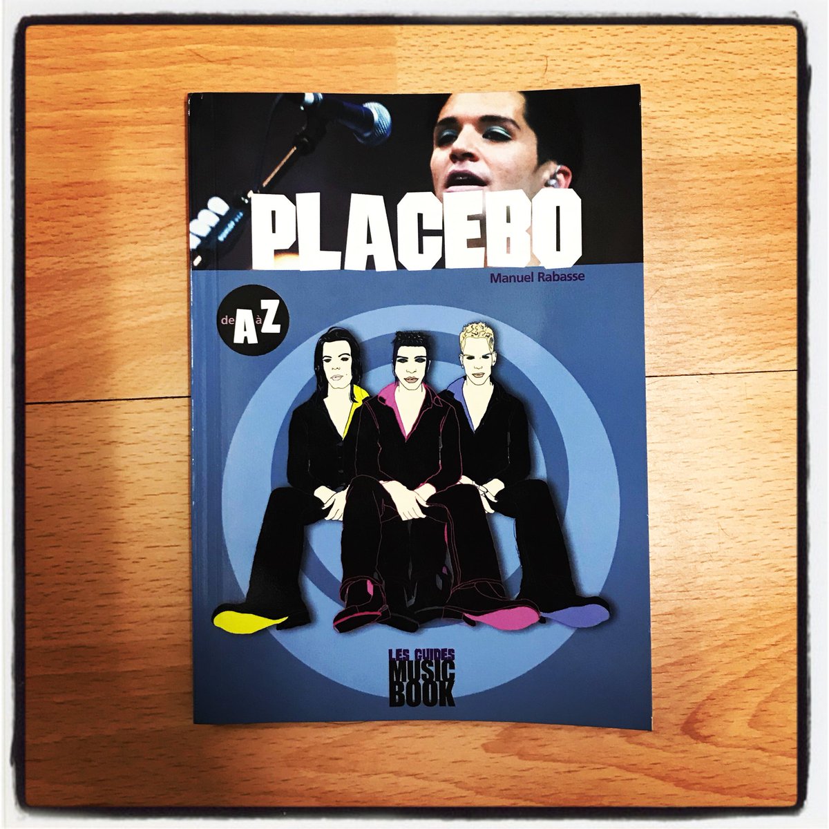 PlaceboFansUK's tweet photo. Français Placebo A-Z #Placebo #Placebo20 #PlaceboWorld #PlaceboBook #PlaceboCollection #BrianMolko #StefanOlsdal #SteveHewitt #20YearsOfPlacebo #PlaceboFansUK #Book #PlaceboTour #Biography #PlaceboFrançais #LesGuidesMusicBook #PlaceboBiography https://t.co/OqPtMNH1wP