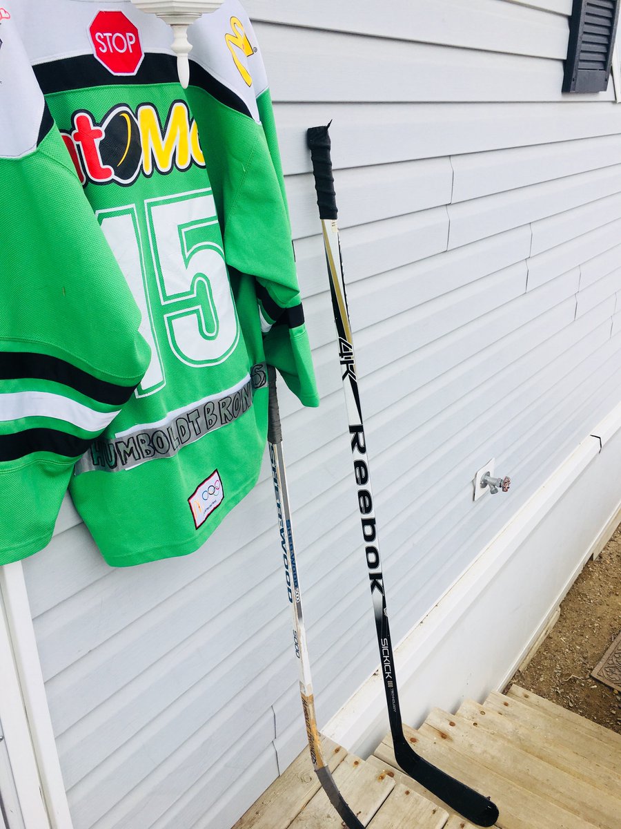 MelissaRoenspi1's tweet photo. #PutYourStickOut #HumboldtBroncos #PrayersForHumbolt From one hockey mom to the next..my heart aches for you, my tears won’t stop, my hugs to my children are tighter and this tragedy touches us deeply. https://t.co/vC3Mrd2miy